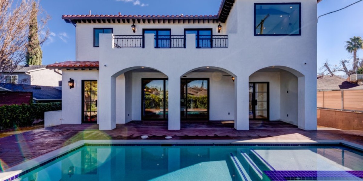 How Patio Contractors Create Pool and Patio