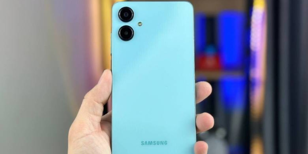 Sinh năm 1998 mua Samsung A06 màu gì để hút tài