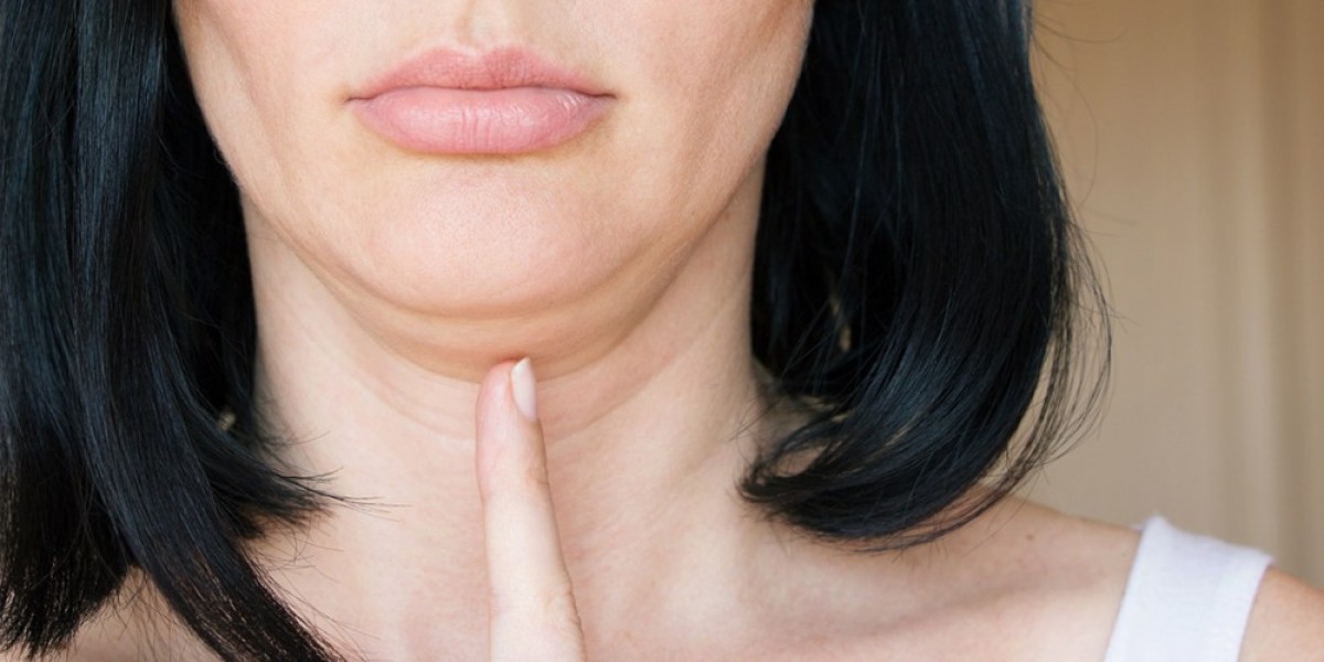 5 Easy Makeup Hacks to Conceal a Double Chin