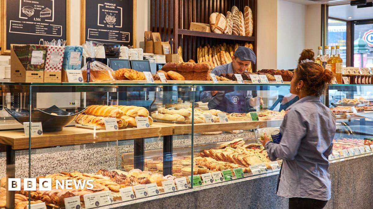 Paris Baguette: The Korean bakery that wants to make croissants less French - BBC News