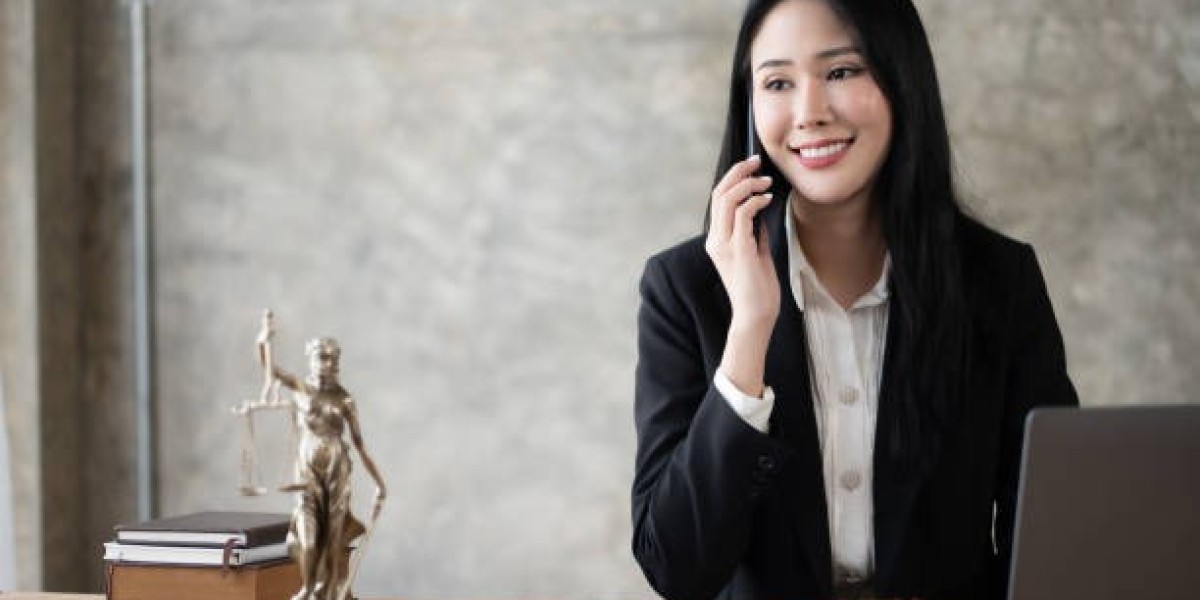 Paralegal vs Lawyer: What’s the Real Difference