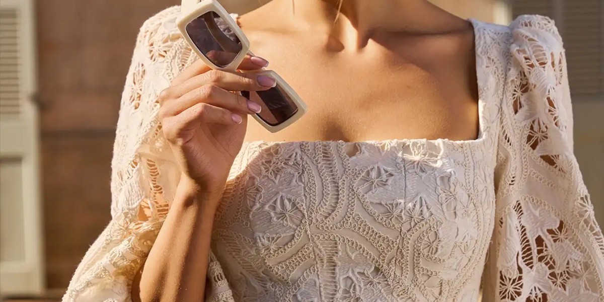 Asymmetrische Kleider: Der Modetrend 2025